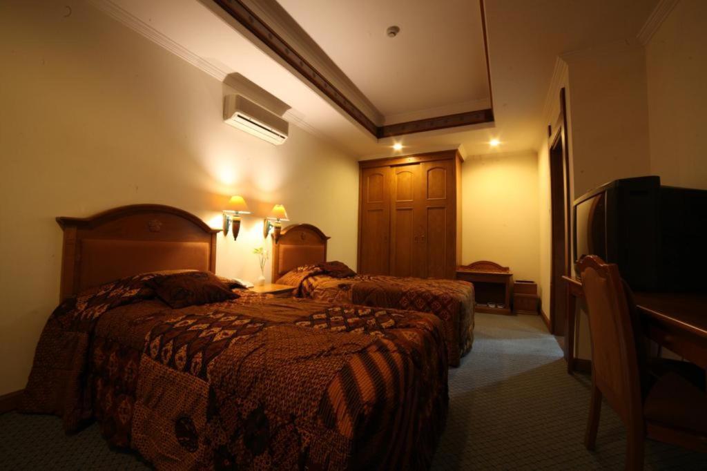 Kresna Hotel Wonosobo Buitenkant foto