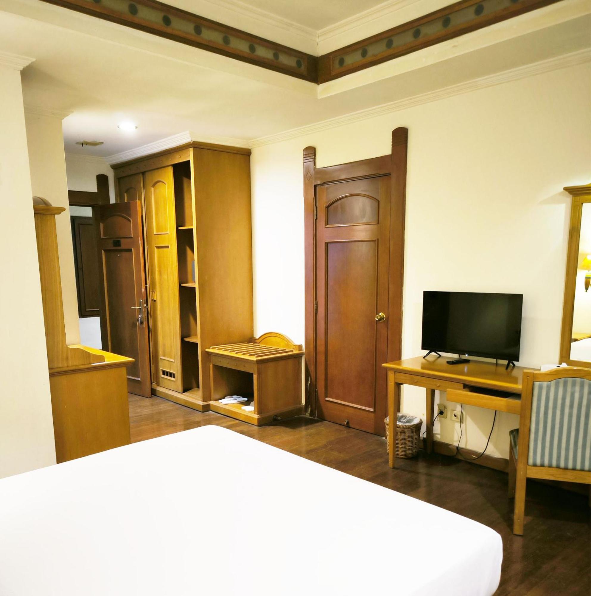 Kresna Hotel Wonosobo Buitenkant foto