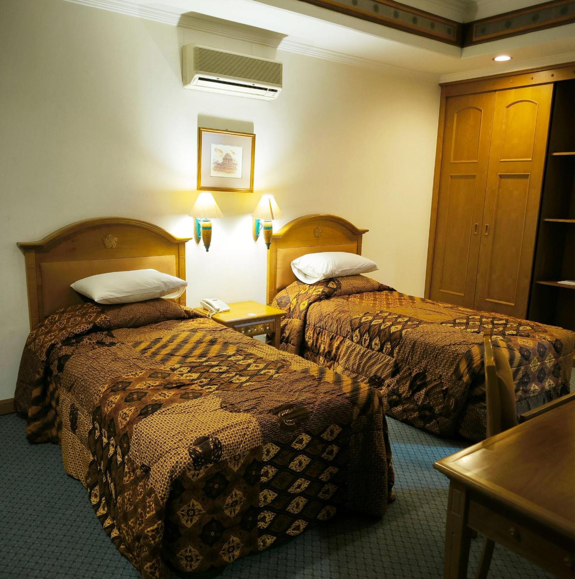 Kresna Hotel Wonosobo Buitenkant foto