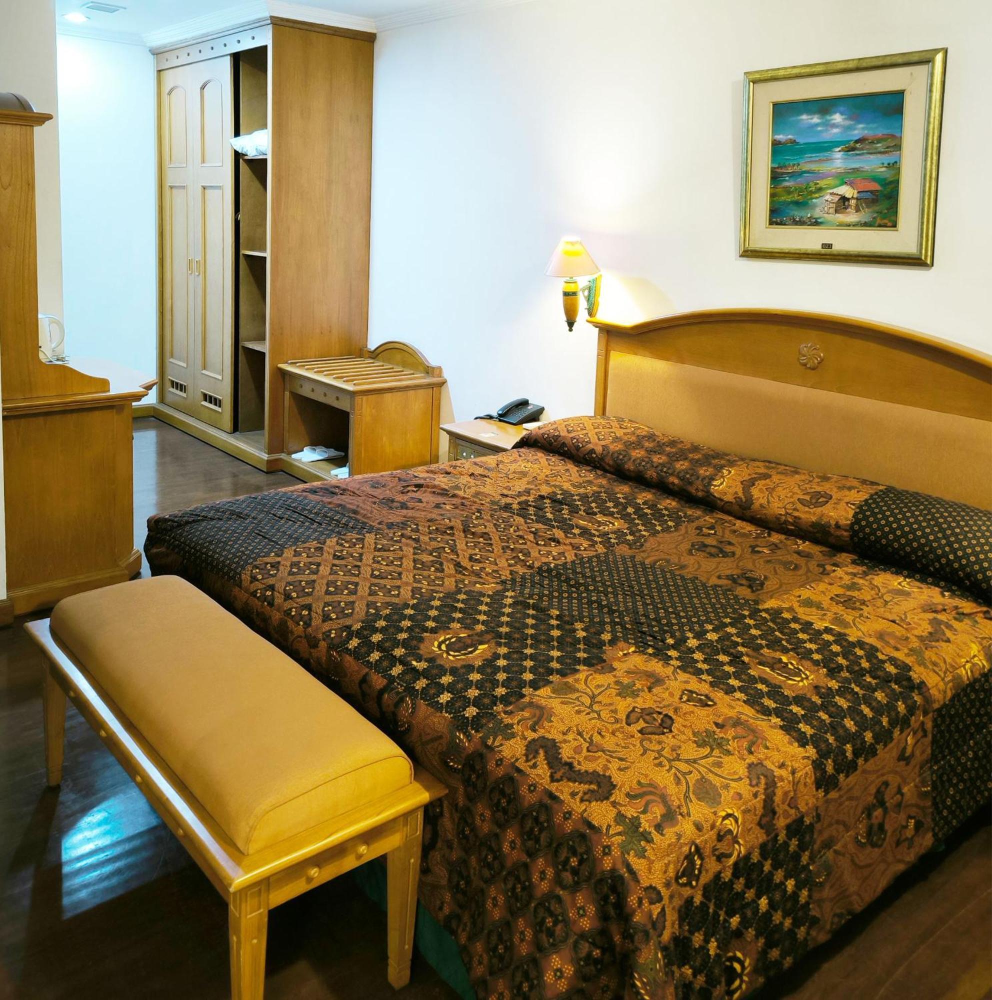 Kresna Hotel Wonosobo Buitenkant foto